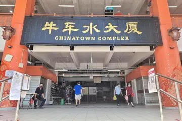 KAKITANGAN JALANI UJIAN: Daripada 66 kes yang ada kaitan dengan kelompok Chinatown Complex, 63 bekerja di situ. Semua kakitangan di Chinatown Complex sedang diuji bagi Covid-19, kata MOH. - Foto SHIN MIN