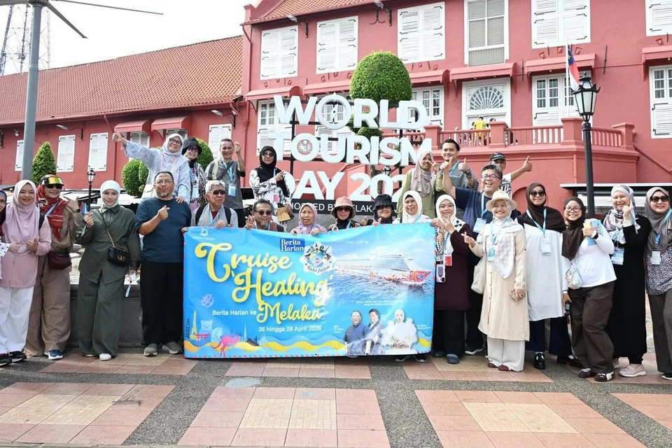 Peserta turun kapal untuk berjalan-jalan di sekitar Melaka.