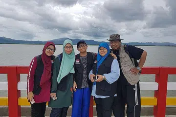 KELUARGA DAN ANAK SENTIASA DIUTAMAKAN: Begitulah prinsip Encik Ismail Sapari (kanan), sukarelawan kemanusiaan yang juga CEO syarikat pengurusan acara, sebagai bapa lima anak berusia 13 hingga 24 tahun. Kelihatan beliau bersama keluarganya. - Foto ihsan ISMAIL SAPARI