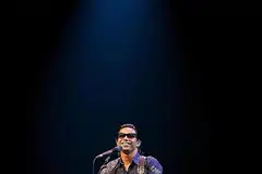 MENGHIBURKAN: Noh Salleh daripada band Hujan menghiburkan penonton di konsertnya selama dua jam di Esplanade Ahad lalu. - Foto ESPLANADE