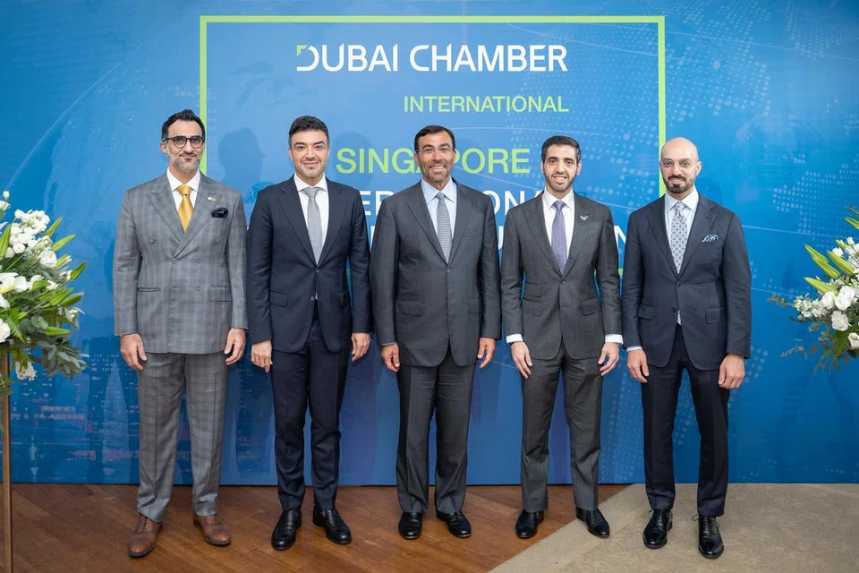 BANTU PENIAGA S’PURA: Sebuah pejabat baru bagi membantu peniaga dan syarikat Singapura untuk berkembang ke Dubai dan UAE telah dibuka pada Isnin oleh Dewan Antarabangsa Dubai (DIC). (Dari kiri) Pengurus Kanan DIC, Encik Hussein Al Ansari; Naib Presiden DIC,  Encik Hassan Al Hashemi; Menteri Negara UAE, Encik Ahmed Ali Al Sayegh; Duta UAE ke Singapura, Encik Jamal Abdulla AlSuwaidi; dan Pengarah Serantau DIC, Encik Abdulla Baqer.