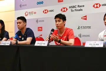 (Dari kiri) Pemain Singapura, Jessica Tan, Terry Hee, Loh Kean Yew dan Yeo Jia Min, berkongsi persiapan mereka menjelang Terbuka Badminton Singapura KFF, yang berlangsung dari 28 Mei hingga 2 Jun di Stadium Tertutup Singapura, semasa satu sidang media pada 27 Mei. 