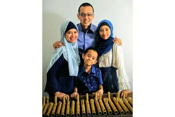 'KELUARGA ANGKLUNG": Encik Very A. Madrianto, Cik Nisa Mustikawati bersama anak-anak mereka, Aura Rida Zafira dan Erik Dzaka Radhika, bersama Angklung Toel yang menjadi inovasi terbaru angklung. - Foto ihsan ENCIK VERY A. MADRIANTO