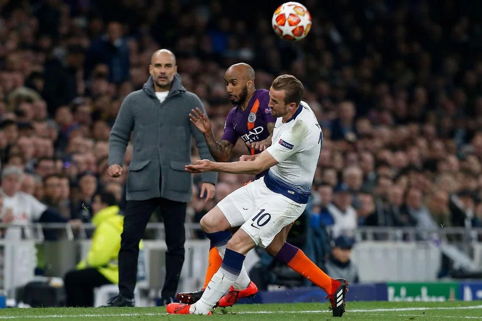 ADUH!: Kelihatan buku lali kiri Harry Kane terseliuh ketiba cuba menghalang bola tendangan Fabian Delph. - Foto AFP