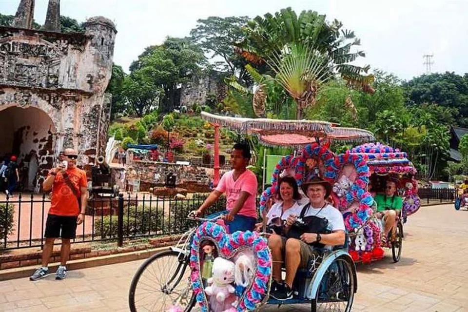 Amaran dalam bahasa Mandarin dan Inggeris itu, yang disebar secara meluas di WhatsApp dan Facebook, menyatakan tempat pelancongan seperti Jonker Street dan Stadthuys serta pusat hiburan antara sasaran ISIS, lapor akhbar New Straits Times. 