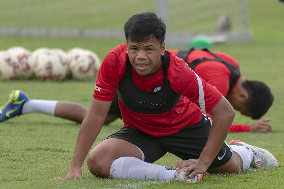 REBUT PELUANG: Adam, antara pemain muda dalam skuad Singapura, sedia beraksi di pentas kejohanan Piala Suzuki AFF 2020 yang bermula hari ini. - Foto PERSATUAN BOLA SEPAK SINGAPURA
