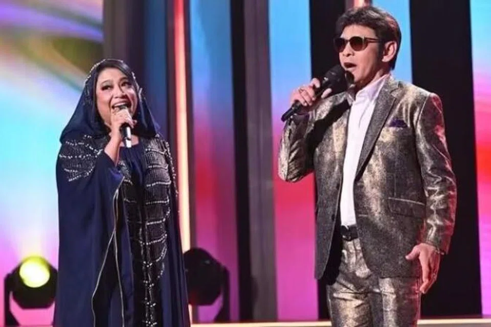 Datuk Francissca Peter (kiri) dan Datuk Jamal Abdillah yang berpadu suara bagi lagu ‘Kehebatan Cinta’ pernah tampil dalam satu program amal Persatuan Ain-Mediacorp Suria, Projek Kasih, di saluran Mediacorp Suria, pada 19 Januari 2024.