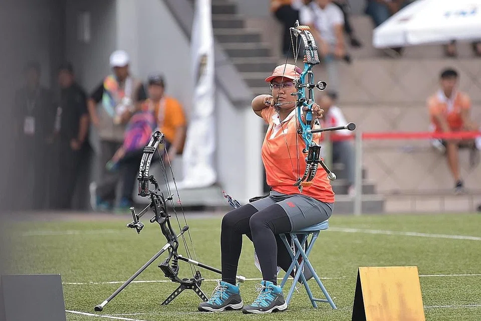 FOKUS, CARI SASARAN: Syahidah memberikan tumpuan pada acaranya semasa memenangi pingat emas kompaun individu di temasya APG yang berlangsung di Kuala Lumpur pada 2017. Dilahirkan dengan palsi serebrum, beliau bertanding dengan duduk di atas bangku kecil. - Foto fail