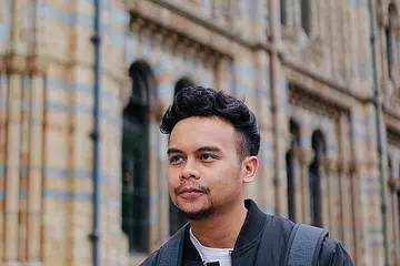 MENCARI IDENTITI: Bakti Khair ingin menghasilkan lagu yang bukan sahaja menghiburkan bahkan memiliki keaslian lirik dan irama serta boleh dimanfaatkan pendengar dalam kehidupan harian. - Foto ihsan BAKTI KHAIR