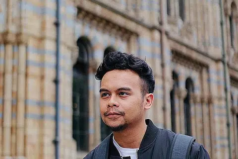 MENCARI IDENTITI: Bakti Khair ingin menghasilkan lagu yang bukan sahaja menghiburkan bahkan memiliki keaslian lirik dan irama serta boleh dimanfaatkan pendengar dalam kehidupan harian. - Foto ihsan BAKTI KHAIR