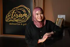 Pengurus restoran Tiram Seafood Bar & Grill by M.QK, Cik Masturah Quek, memasarkan perkhidmatan makanan ‘mangkuk tingkat’ Ramadan di TikTok, sehingga berjaya menutup tempahan seawal pertengahan Januari. 