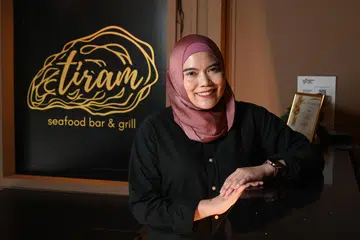 Pengurus restoran Tiram Seafood Bar & Grill by M.QK, Cik Masturah Quek, memasarkan perkhidmatan makanan ‘mangkuk tingkat’ Ramadan di TikTok, sehingga berjaya menutup tempahan seawal pertengahan Januari. 