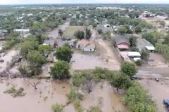 Satu rakaman dron menunjukkan rumah-rumah berhampiran Sungai Guadalupe di San Angelo, Texas di Amerika yang terjejas teruk oleh banjir kilat. 