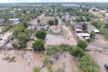 Satu rakaman dron menunjukkan rumah-rumah berhampiran Sungai Guadalupe di San Angelo, Texas di Amerika yang terjejas teruk oleh banjir kilat. 