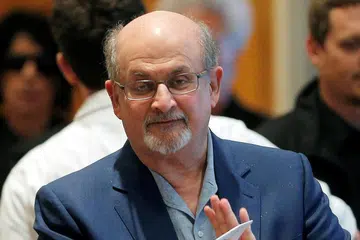 SERANGAN MENGEJUT: Salman Rushdie ditikam di atas pentas (atas) di sebuah acara di Institut Chautauqua, New York, semalam. Polis mengenal pasti suspek dalam tahanan sebagai Hadi Matar, 24 tahun, dari Fairfield, New Jersey. - Foto REUTERS