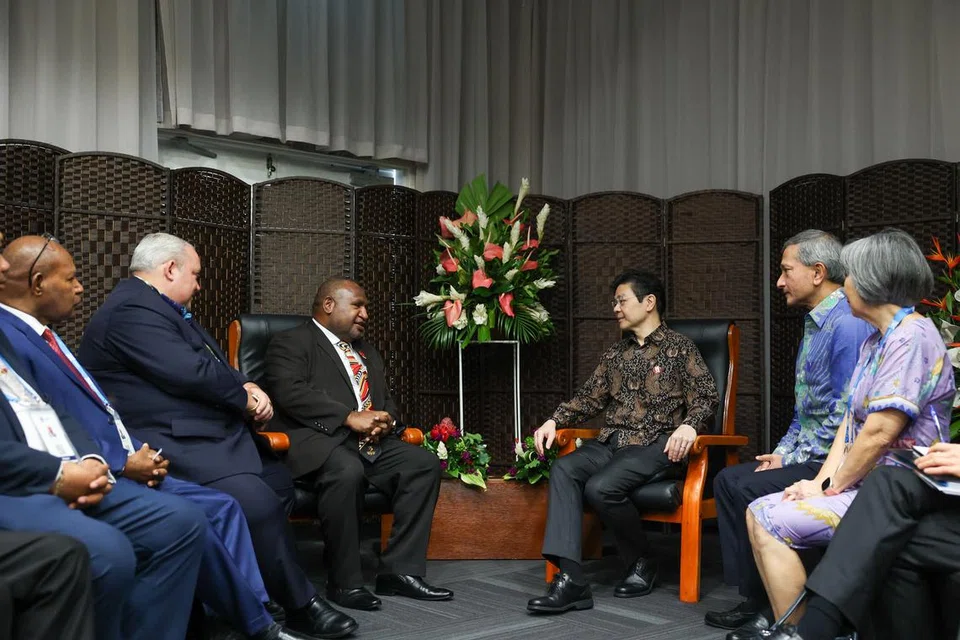 Encik Wong (tiga dari kanan) bertemu dengan Perdana Menteri Papua New Guinea, Encik James Marape (tiga dari kiri), di Apia, Samoa, pada 25 Oktober.