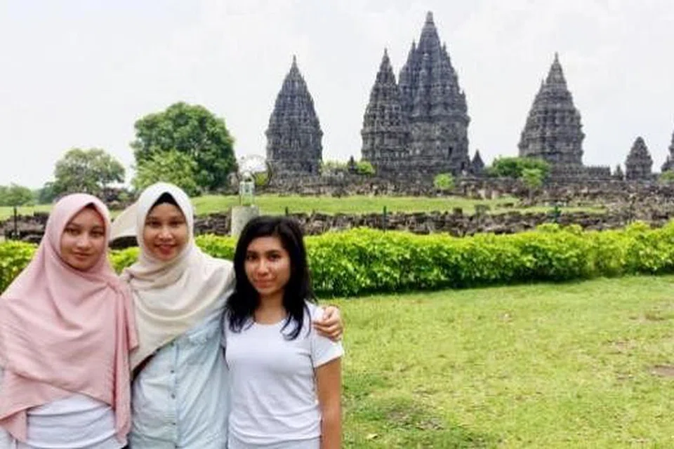 DI PRAMBANAN: Penulis (kanan) bersama dua rakan sedarjahnya (dari kiri), Sakinah Yusof dan Nur Syahirah Ruhazat, merakam kenangan berlatarbelakangkan Kuil Prambanan. - Foto-foto NABILAH Z.JAMARI
