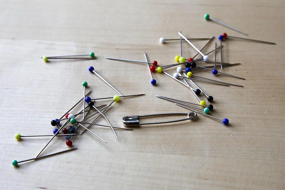 Jarum peniti digunakan teman Razali sewaktu membuat tatu di tangannya. 