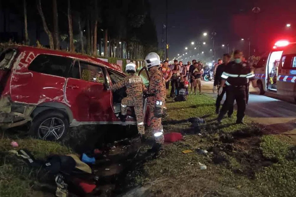 Kenderaan pelbagai guna (MPV) Toyota Innova yang terlibat dalam kemalangan di Lebuh Persisiran Pantai JB-Nusajaya pada 18 Jun. Pemandu MPV tersebut iaitu seorang lelaki disahkan meninggal dunia di lokasi kejadian, manakala tujuh lagi penumpang dalam kenderaan tersebut dihantar ke hospital.