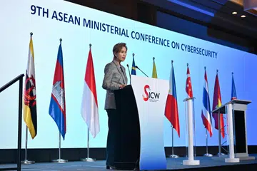 Menteri Penerangan dan Pembangunan Digital, Cik Josephine Teo, berucap di majlis perasmian Persidangan Menteri Asean mengenai Keselamatan Siber pada 16 Oktober.
