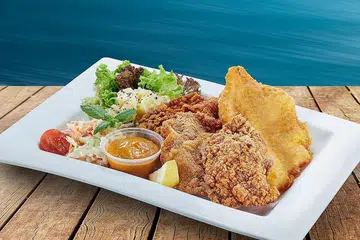 SEDAPPP!: Hidangan filet ikan dan kulit ayam goreng. Nikmati hidangan baru, Super Feesh & Chic yang dicipta khas untuk cawangan kedua Tenderbest Makcik Tuckshop di Jalan Kayu. - Foto TENDERFRESH GROUP
