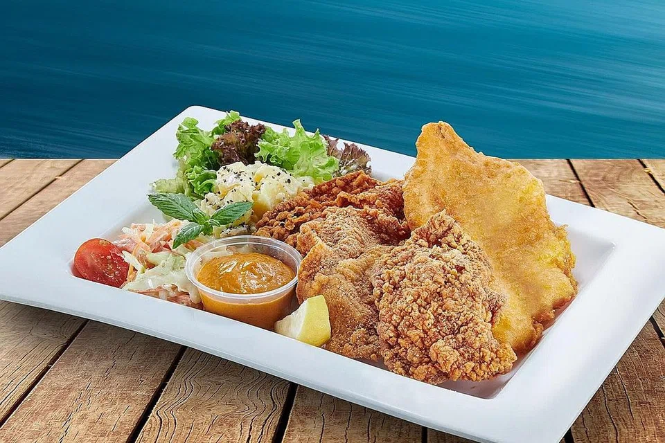SEDAPPP!: Hidangan filet ikan dan kulit ayam goreng. Nikmati hidangan baru, Super Feesh & Chic yang dicipta khas untuk cawangan kedua Tenderbest Makcik Tuckshop di Jalan Kayu. - Foto TENDERFRESH GROUP