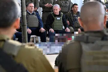 Perdana Menteri Israel, Encik Benjamin Netanyahu (tengah), bersama Menteri Pertahanan, Encik Israel Katz (kiri), semasa lawatan ke utara Jaluran Gaza pada 15 April.