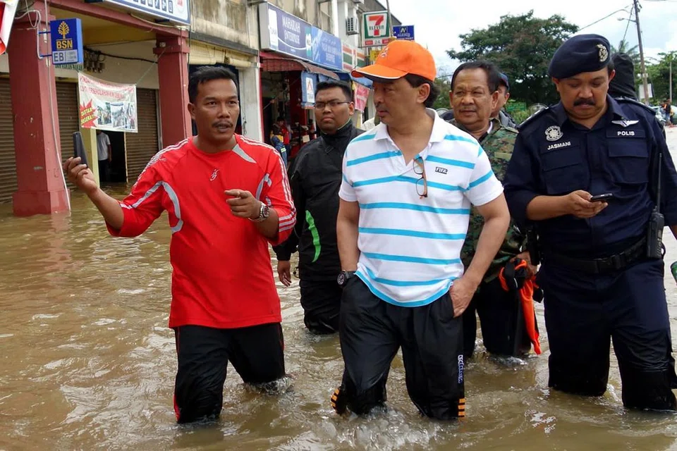 AMBIL BERAT: Sultan Abdullah (tengah), yang ketika itu Tengku Mahkota, melawat mangsa banjir pada 2013. Beliau digambarkan mengambil berat nasib rakyat yang ditimpa bencana.