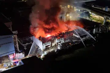 KEBAKARAN DI TUAS: Pasukan Pertahanan Awam Singapura berjaya memadamkan kebakaran di bangunan milik syarikat Megachem di 11 Tuas Link 1 sekitar 6.15 pagi.