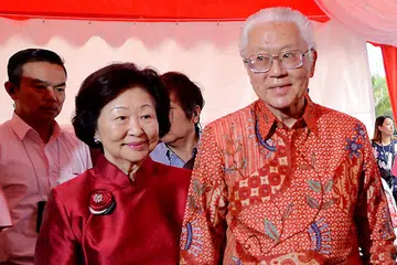 SANJUNGI SOKONGAN DAN KESETIAAN ISTERI: Presiden Tony Tan dan isterinya, Cik Mary Tan, baru menyambut ulang tahun perkahwinan mereka yang ke 53 pada 1 Ogos lalu. Dr Tony Tan menyifatkan isterinya sebagai seorang yang prihatin terhadap orang ramai dan mudah didekati. - Foto fail