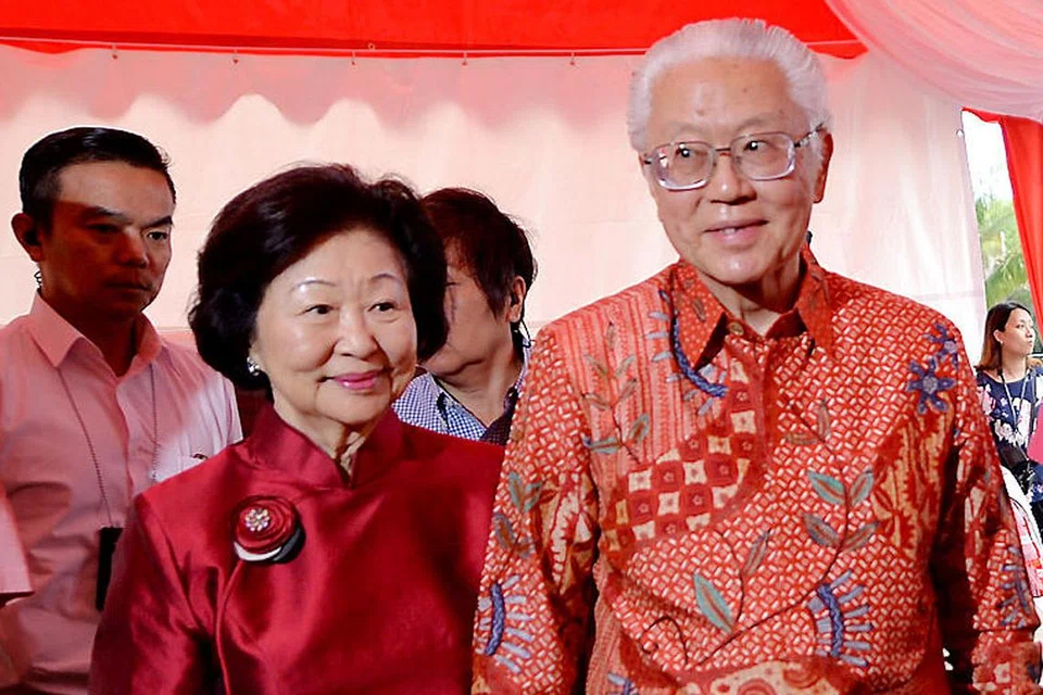 SANJUNGI SOKONGAN DAN KESETIAAN ISTERI: Presiden Tony Tan dan isterinya, Cik Mary Tan, baru menyambut ulang tahun perkahwinan mereka yang ke 53 pada 1 Ogos lalu. Dr Tony Tan menyifatkan isterinya sebagai seorang yang prihatin terhadap orang ramai dan mudah didekati. - Foto fail