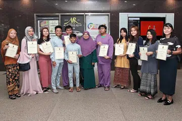 PENERIMA ANUGERAH AKAR: Penerima biasiswa dan dermasiswa Akar yang terdiri daripada anggota keluarga Profesor Hadijah. - Foto ihsan HADIJAH RAHMAT