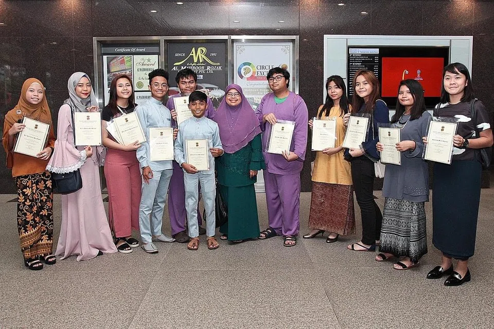 PENERIMA ANUGERAH AKAR: Penerima biasiswa dan dermasiswa Akar yang terdiri daripada anggota keluarga Profesor Hadijah. - Foto ihsan HADIJAH RAHMAT