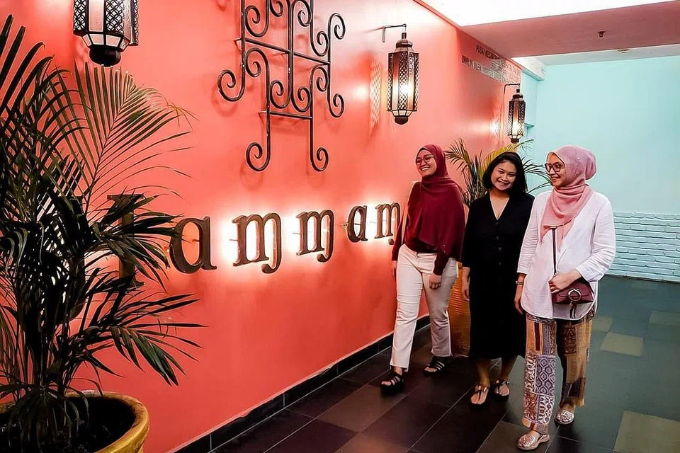 JAGA KESIHATAN DIRI: Cik Nazurah Affandi (kanan) bersama kakak dan rakannya di sebuah spa di Kuala Lumpur. 