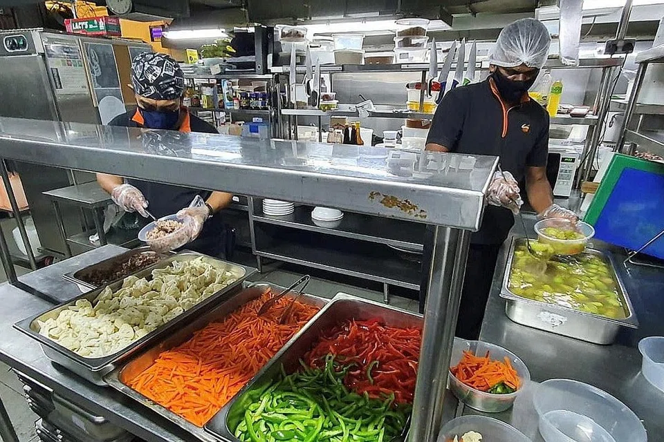 LAGUN SARI: Inilah antara pihak katering halal yang diiktiraf oleh Program Makan Lebih Sihat (HDP), Lembaga Penggalakan Kesihatan (HPB). - Foto HPB