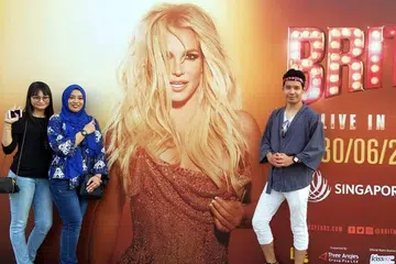 NOSTALGIA ZAMAN SEKOLAH: Encik Halil Nasil teruja merentasi jalan kenangan mendengar lagu Britney Spears semula bersama dua kawan sekolah lamanya, Cik Jamaliah Ahmad Shah (bertudung) dan Cik Syarafina Sapari. - Foto ihsan HALIL NASIL