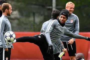 PERLU MANTAP: Penyerang muda berbakat Monaco, Kylian Mbappe (depan), perlu menunjukkan sentuhan cemerlangnya jika mahu membantu pasukannya bangkit dalam pertemuan kedua dengan Juventus esok. - Foto AFP