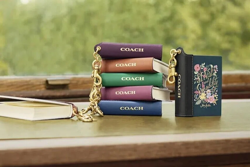 Inspo Gaya, Coach, beg tangan, bag charm, kalung hiasan beg