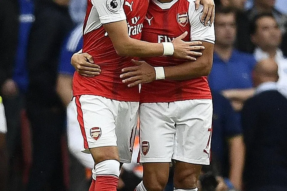 BELUM TENTU BERMAIN: Penyerang Arsenal Alexis Sanchez (kanan), bersama Mesut Ozil, perlu menjalani pemeriksaan kecergasan dan belum pasti akan dapat beraksi. - Foto REUTERS
