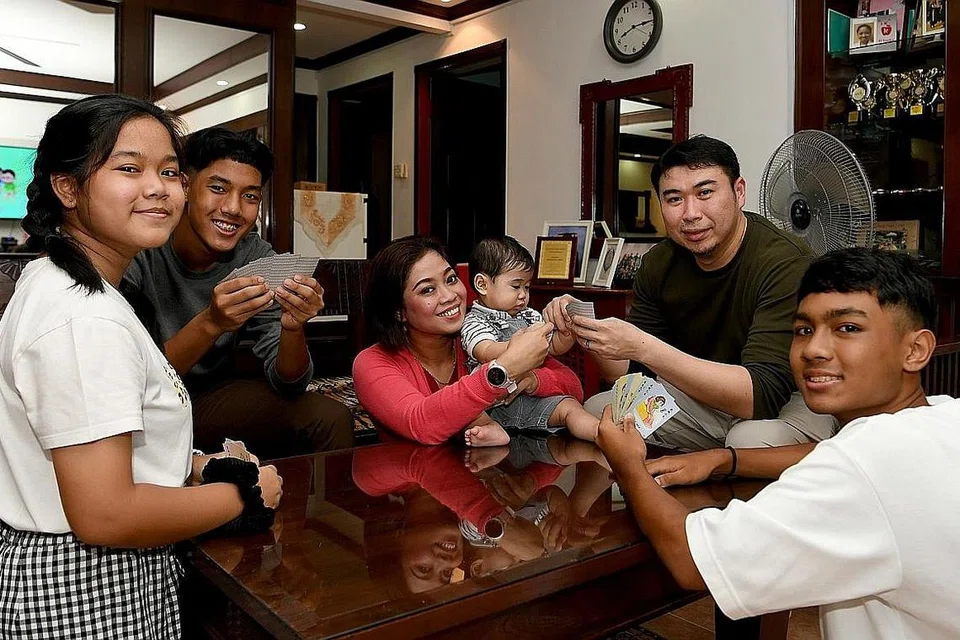 IBU ISTIMEWA: Cik Masturina memainkan pelbagai peranan di rumah, di tempat kerja dan juga sebagai pelajar. Beliau berkata keluarganya merupakan sumber sokongan utama dalam mengharungi segala cabaran yang dihadapi. Beliau bergambar bersama suaminya Encik Abdullah dan anak-anaknya (dari kiri) Dian Elly, Danial Ryan, Dany Rafael dan Danish Idraki. - Foto BH oleh KHALID BABA