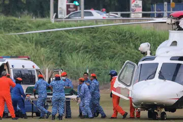  MAYAT DITERBANGKAN: Mayat Nora Anne diterbangkan menggunakan helikopter ke hospital, di mana keluarga Nora telah mengenal pasti jenazahnya. -Foto REUTERS. 