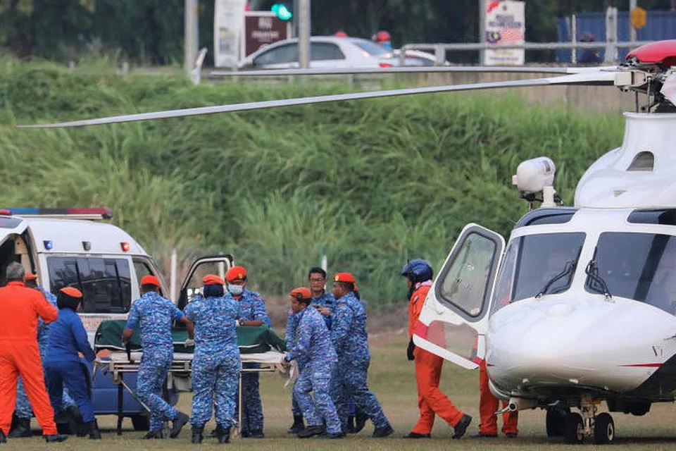  MAYAT DITERBANGKAN: Mayat Nora Anne diterbangkan menggunakan helikopter ke hospital, di mana keluarga Nora telah mengenal pasti jenazahnya. -Foto REUTERS. 