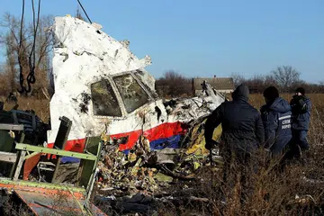 PENEMUAN BARU: Pekerja mengangkut serpihan pesawat Malaysia Airlines MH17 di lokasi ia jatuh berhampiran perkampungan Hrabove (Grabovo) di wilayah Donetsk, timur Ukraine, pada 20 November 2014. Penyiasat antarabangsa dijangka membentangkan penemuan baru mereka. - Foto fail