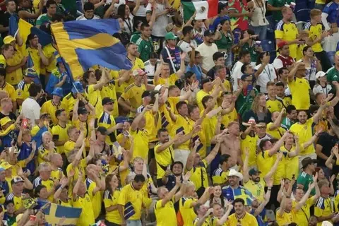 Penyokong Sweden meraikan kejayaan selepas pasukan mereka membelasah Tunisia 5-1 semasa Piala Dunia pada 15 Jun.