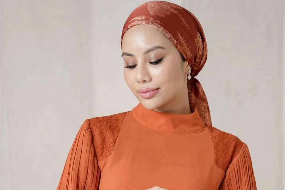 Antara koleksi Naezily, Najili Lux, yang boleh dipelbagaikan gaya mengikuti saiz badan, berharga $145 satu set baju dan kain.