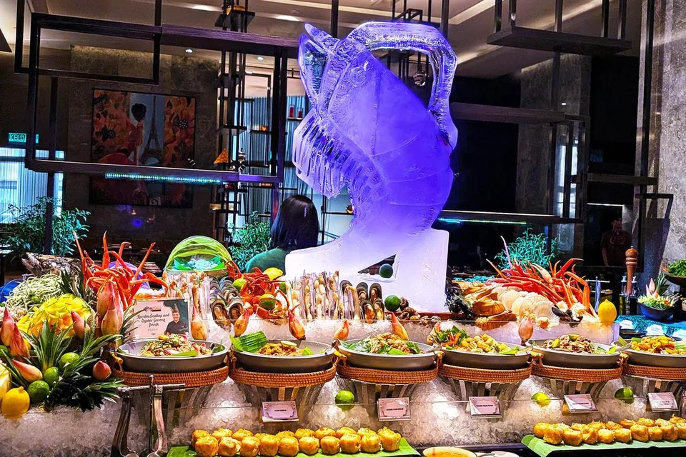Ruangan kerabu scallop dan tiram goreng antara menu istimewa dalam tawaran bufet Ramadan Sofitel KL yang menggamit pengunjung.
