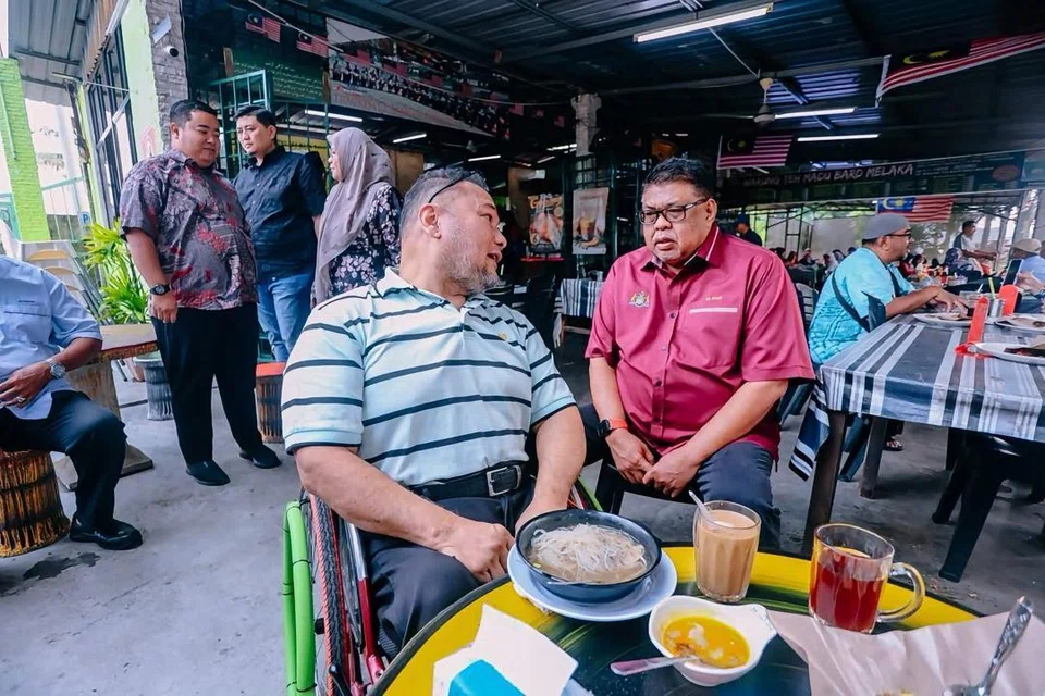 Pengerusi BN Melaka merangkap Ketua Menteri Melaka, Datuk Seri Ab Rauf Yusoh kerap turun padang menyantuni masalah rakyat.