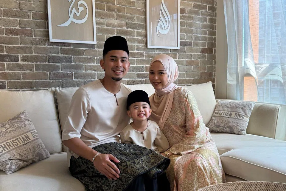 Pemain sayap Lion City Sailors dan Singapura, Adam Swandi, menyambut Hari Raya bersama isterinya, Nurul Izzati, dan anaknya, Ayden Noah. Sejak bersara, beliau menganggap masa bersama keluarga sebagai anugerah terbaik.