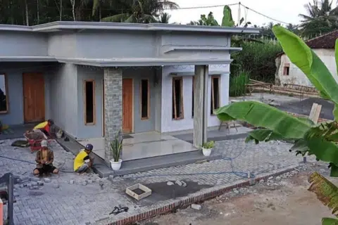 Gambar rumah Cik Dewi di Malang, semasa pembinaan yang mengambil masa enam tahun untuk dibina.