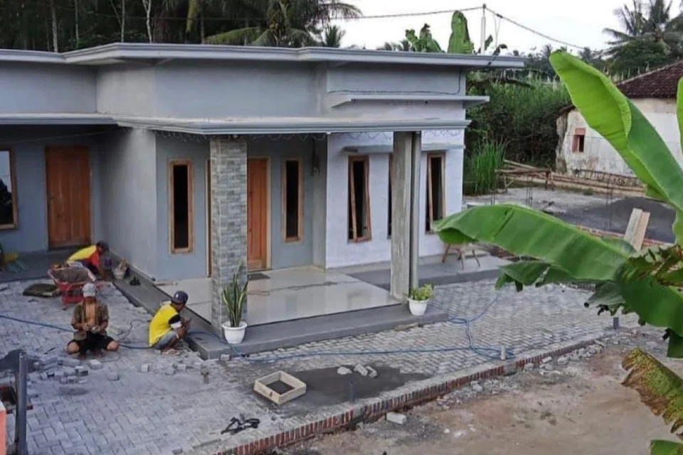 Gambar rumah Cik Dewi di Malang, semasa pembinaan yang mengambil masa enam tahun untuk dibina.